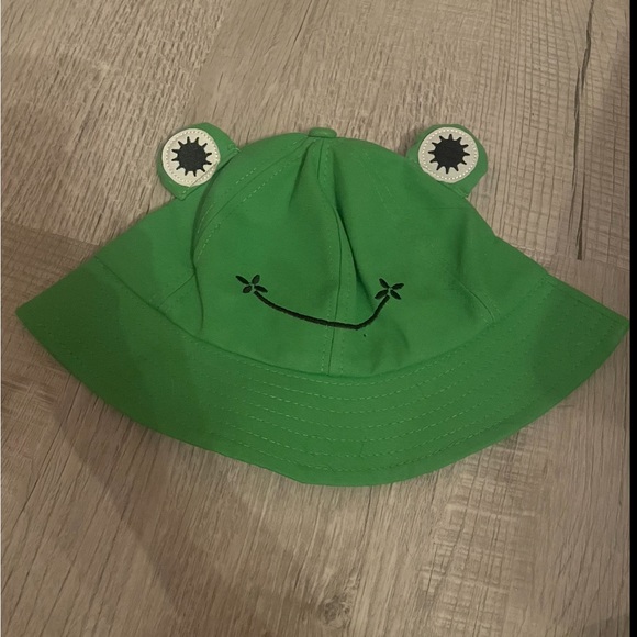 Frog Bucket Hat From Hot Topic Never Worn - Picture 1 of 2